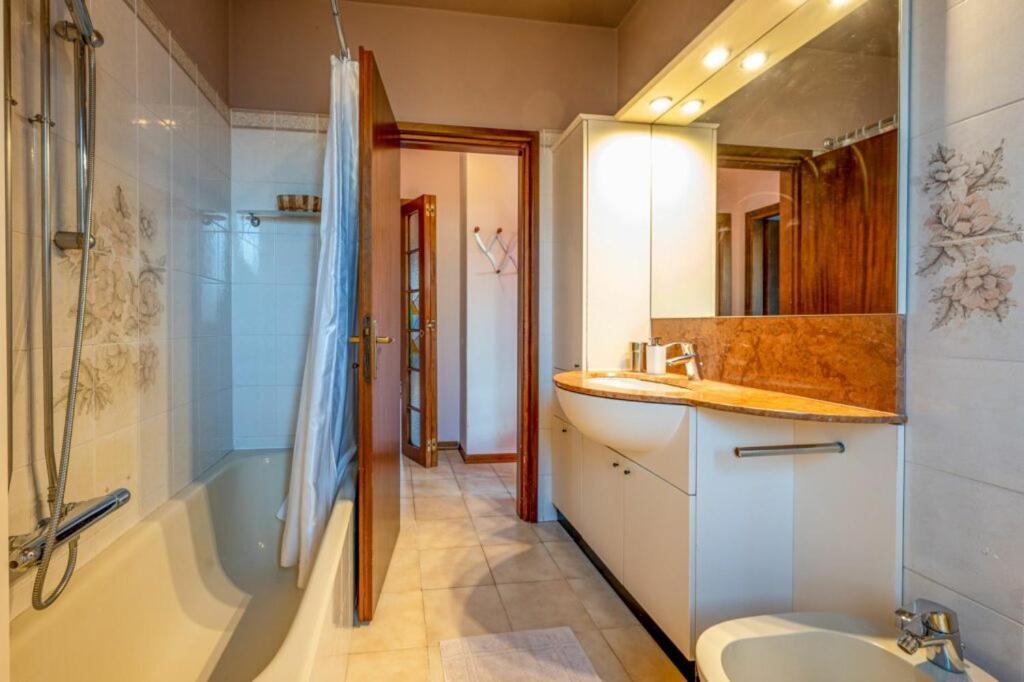Villa Iris -Pet Friendly Stay - Garden - Private Parking- Bike Friendly Holiday House Colico Extérieur photo